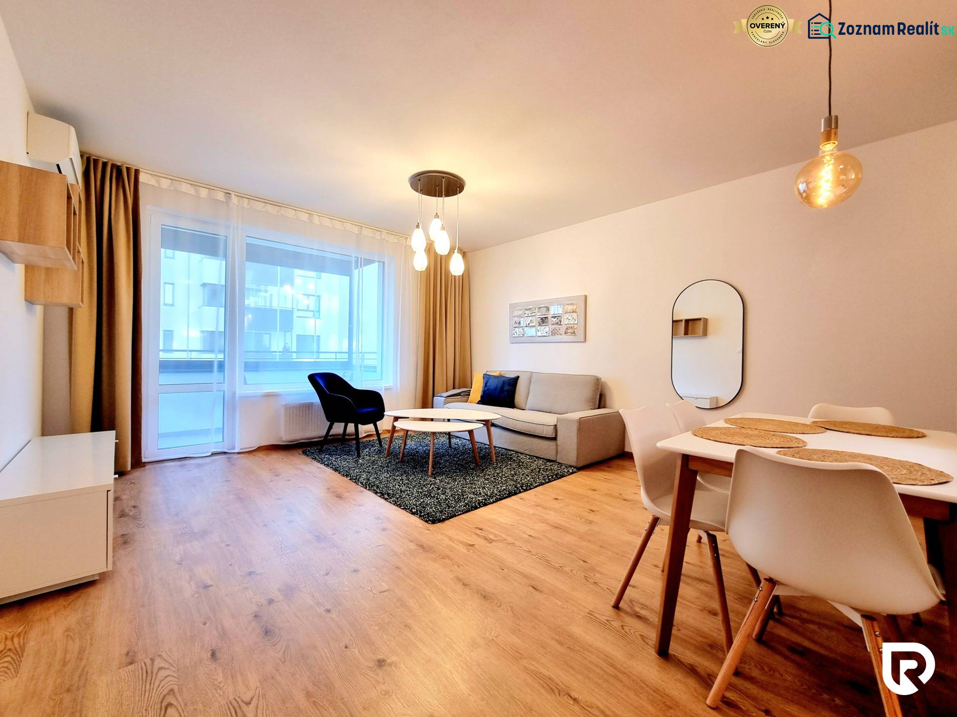 REZERVOVANÉ I Posledný investičný krásny 2-izbový byt | 62 m² | - Obývacia izba v 2-izbovom byte so sedačkou, jedálenským stolom a podlahou s dreveným dekorom.