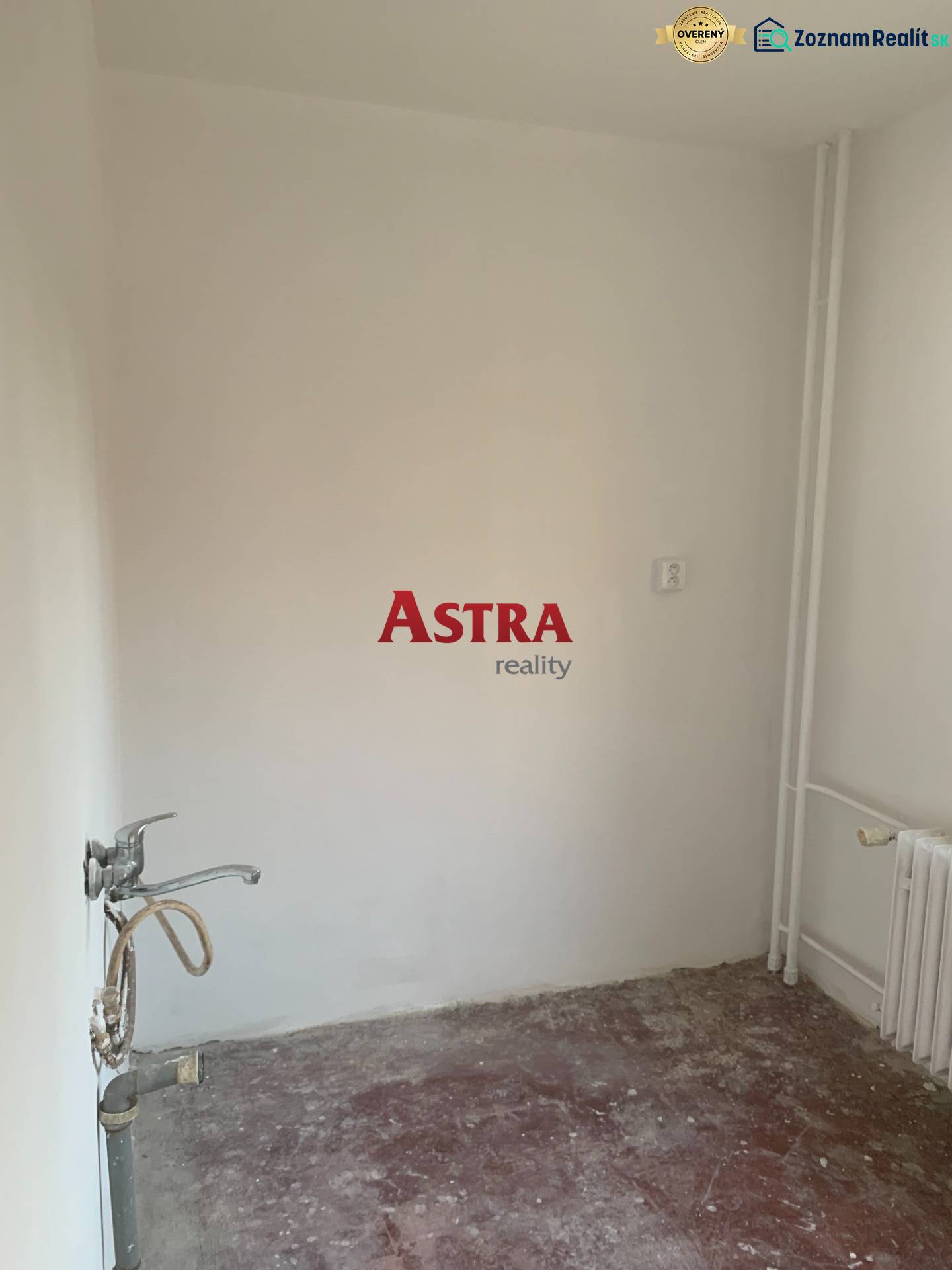 2 IZBOVÝ BYT, KOŠICE – ŠIRŠIE CENTRUM - Prázdna miestnosť v 2-izbovom byte bez podlahovej krytiny a s umývadlom.