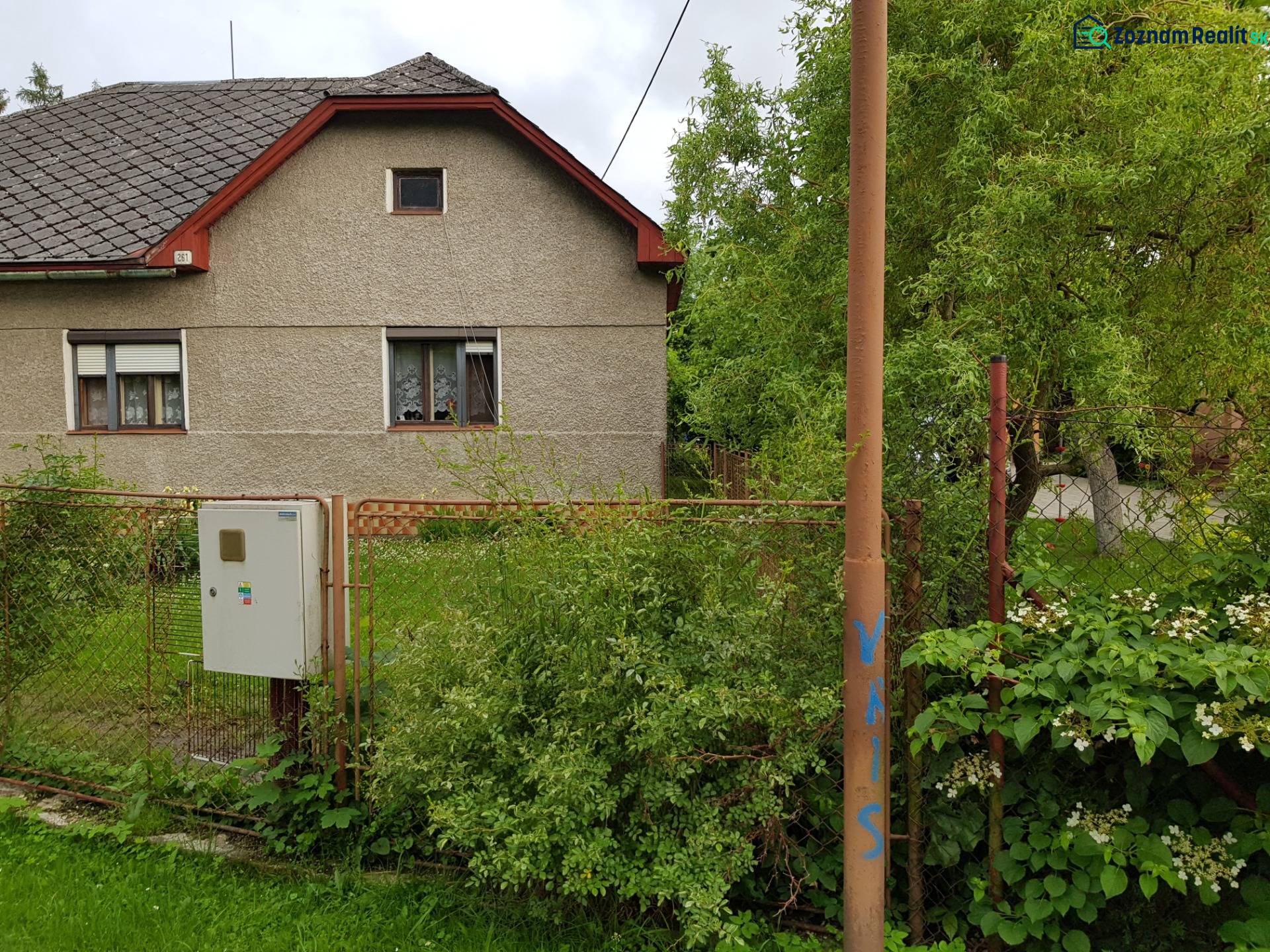 PREDAJ – Rodinný dom s druhou samostatnou stavbou, garážou  - Rodinný dom v Blatnici na ulici Blatnica obklopený zeleňou a plotom.