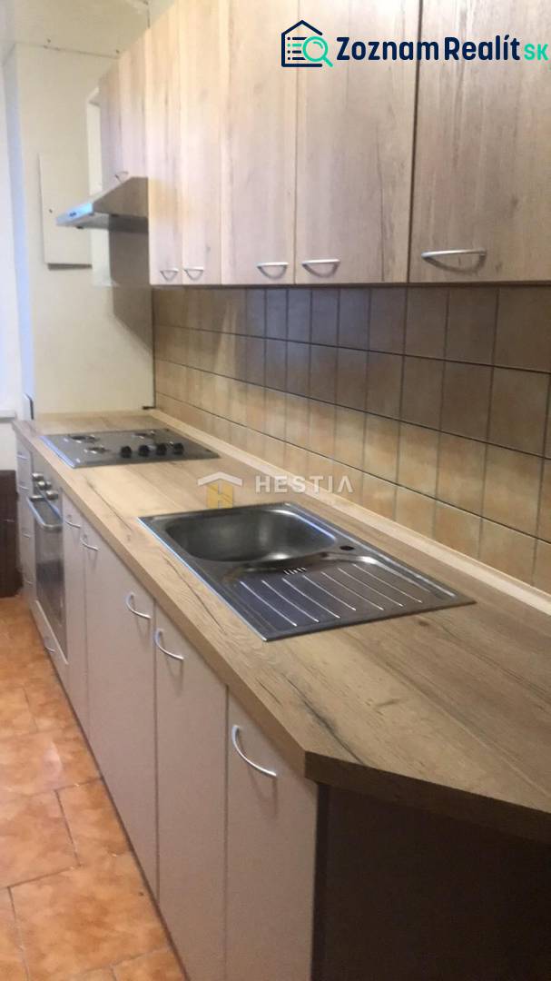 NOVINKA Prenájom 2 izbového bytu na Robotníckej ulici, voľný od 01.05. - Kuchyňa v 2-izbovom byte s podlahou s dreveným dekorom a svetlým nábytkom.