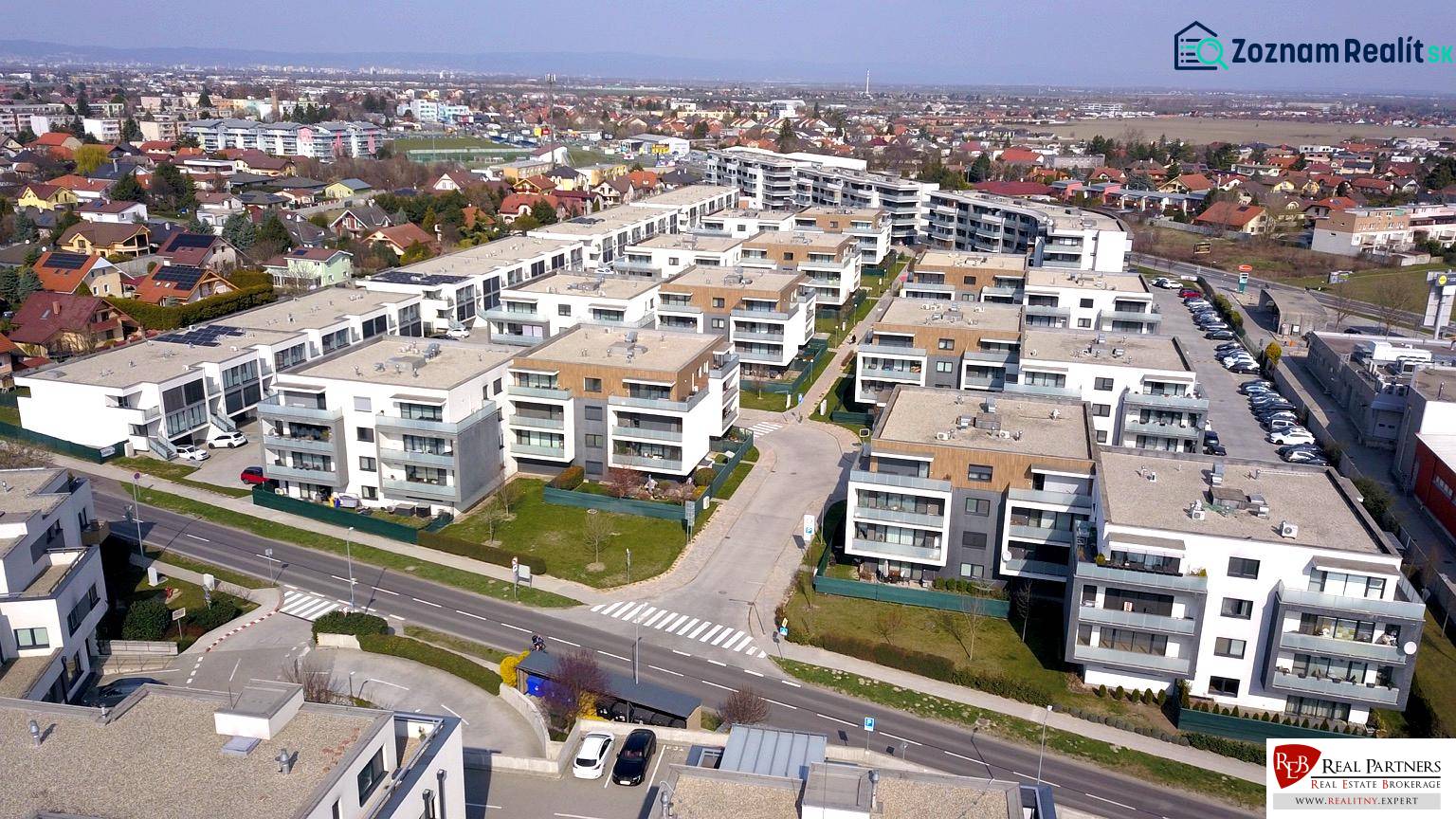 Predaj 3-izbový byt s terasou 20m2, parkovanie, Dunajská Lužná - Satelitný pohľad na 3-izbové byty na Orechovej ulici v Dunajskej Lužnej.