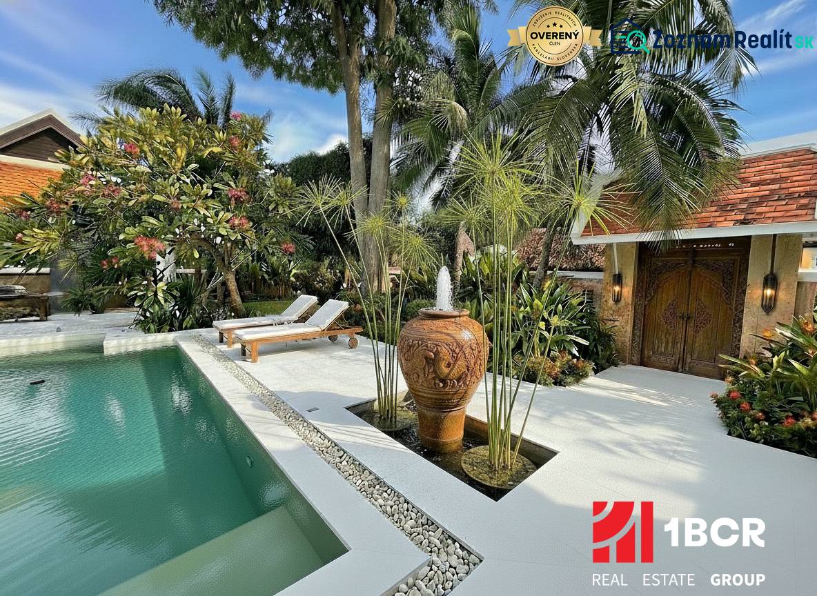 ŠTÝLOVÁ BOHO VILA S PRÉMIOVÝM DIZAJNOM – PATTAYA - Pohľad na luxusnú vilu v Pattayi s bazénom a exotickou záhradou.