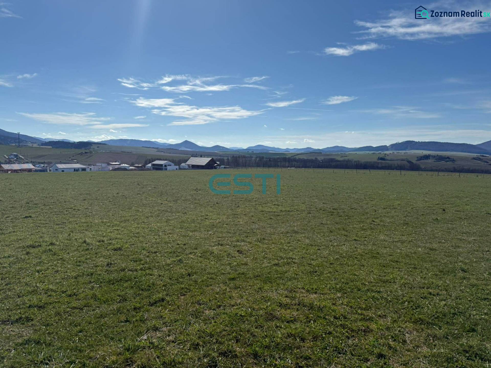 Stavebný pozemok KUNERAD, 670 m2 - Pozemky - bývanie v Stránskom na ulici Borie. Rozľahlá zelená lúka s horským pozadím.