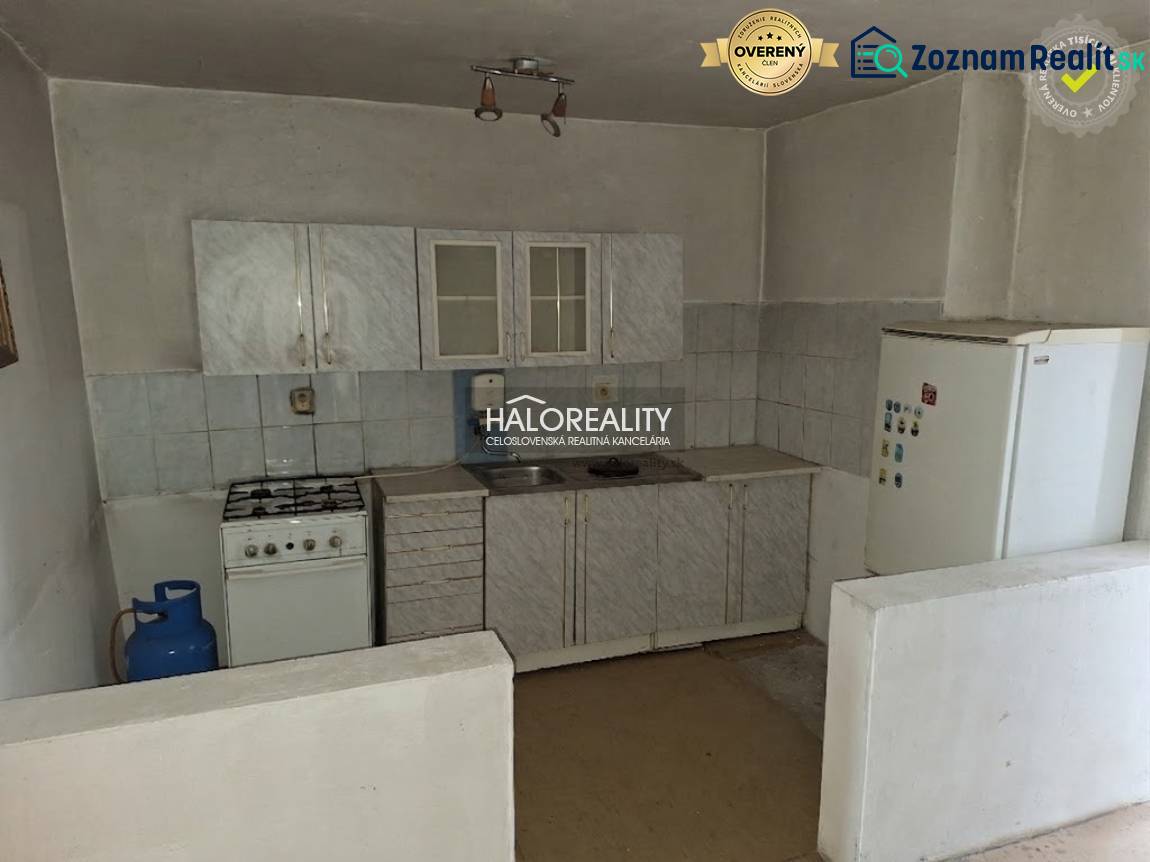 Predaj, pozemok pre rodinný dom   1468 m2 Dvorníky -... - Kuchynská linka s plynovým sporákom a chladničkou v interiéri. Pozemky - bývanie.