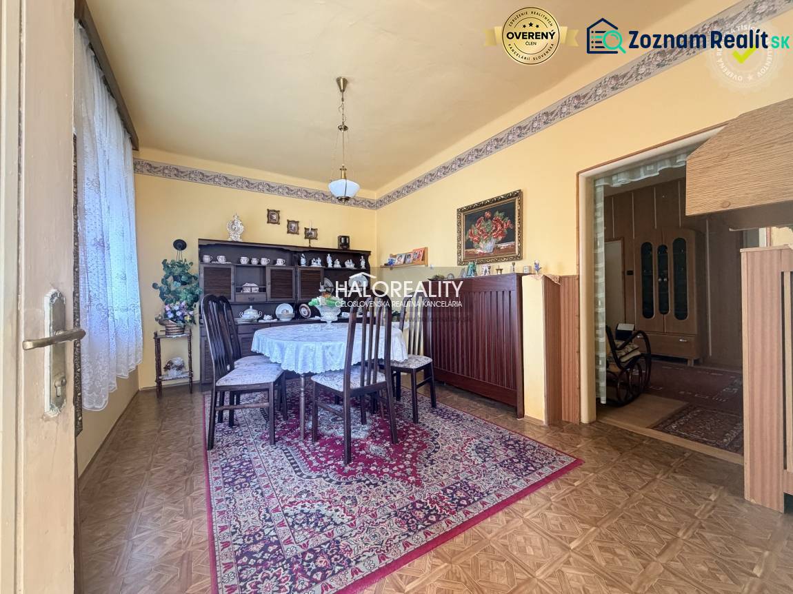 Predaj, rodinný dom Dvory nad Žitavou, päťizbový  - Jemne ladená jedáleň v rodinnom dome s podlahou s dreveným dekorom.