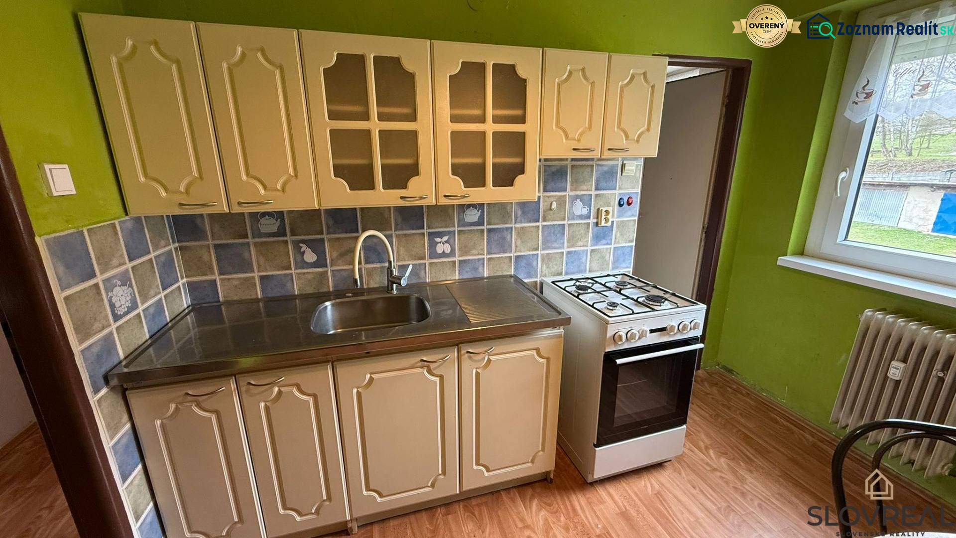 Na predaj 3i byt Pukanec - Kuchyňa s dlažbou a podlahou s dreveným dekorom v 3-izbovom byte.