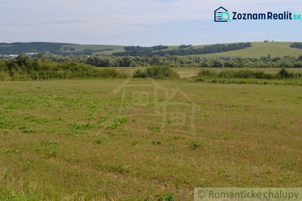 Pozemok na okraji Stropkova- 18á rovina - Poľnohospodárske a lesné pozemky v Šandali s rozsiahlou lúkou a vzdialenými lesmi.