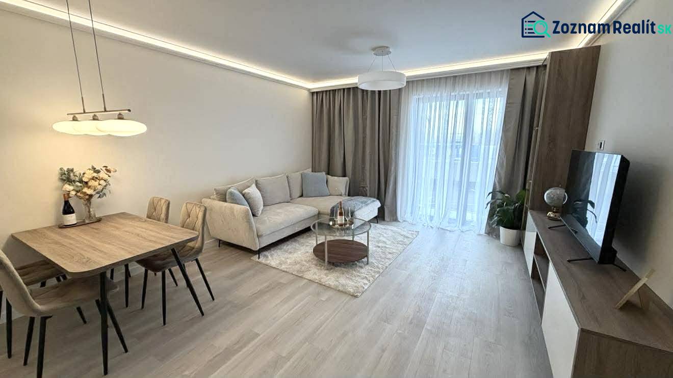 2 izbový A.3.1.- 58,91 m2 Bell Residence  - Obývacia izba v 2-izbovom byte s podlahou s dreveným dekorom, pohovkou a jedálenským stolom.