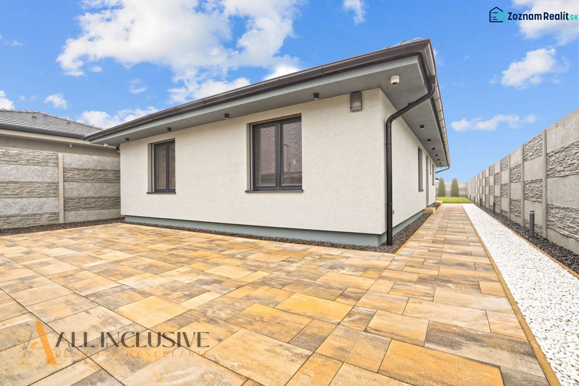 ALL INCLUSIVE I PERFEKTNÝ 4- IZBOVÝ RD SMART HOME - MOSTOVÁ (GA) - Rodinný dom v Mostovej s priestrannou dlaždenou terasou, obklopenou moderným plotom.