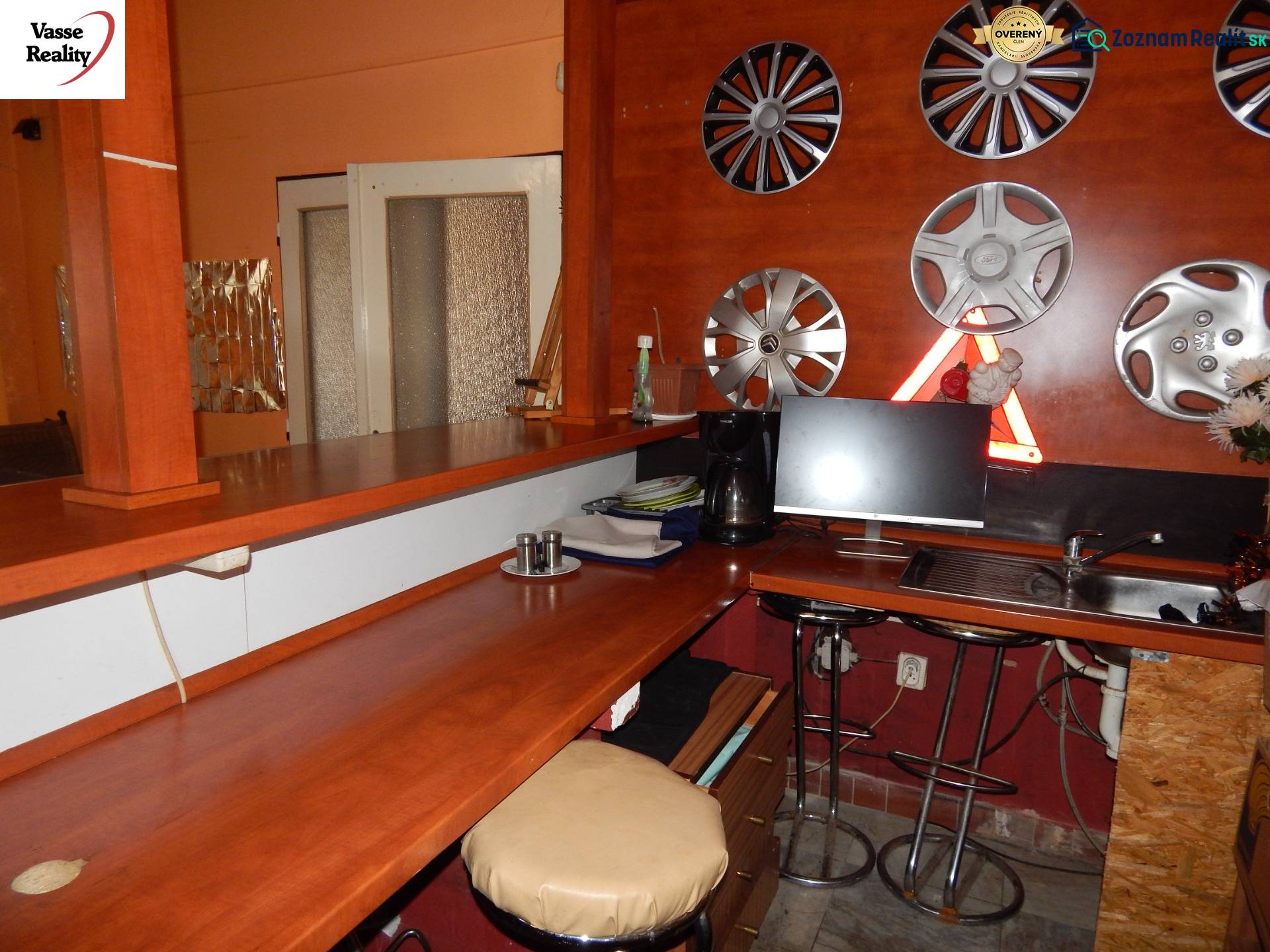  Podnikateľská príležitosť v obci Búč . - Interiér s barom a dekoráciou z puklíc na stene v gastro priestoroch.