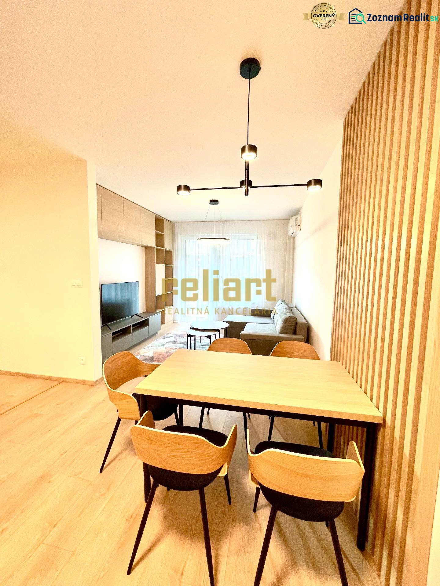Bory:Na prenájom úplne nový, elegantný 2i byt/eng.text inside - Jedáleň s podlahou s dreveným dekorom v 2-izbovom byte.