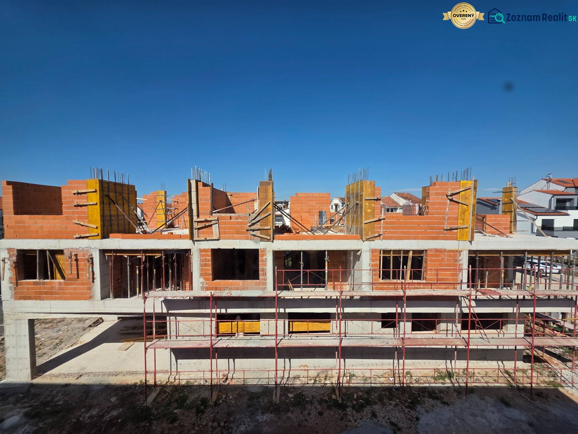 CHORVÁTSKO - Apartmány 40 m od mora vo výstavbe - SRIMA, VODICE - Rozostavaný 3-izbový byt v Srime s červenými tehlami a lešením.