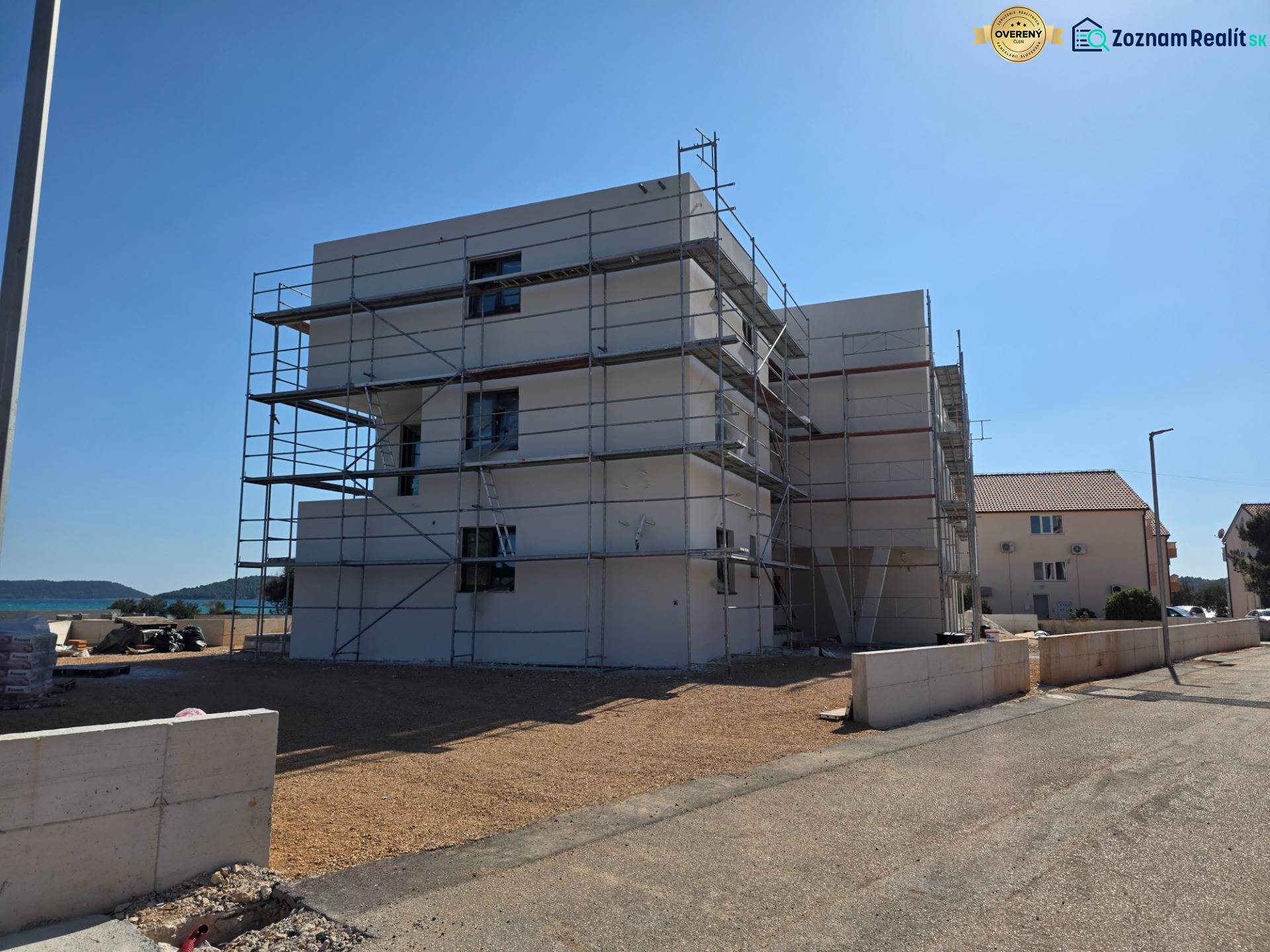 CHORVÁTSKO - Moderné apartmány 80 m od mora - SRIMA, VODICE - Stavebný projekt v meste Srima, obklopený lešením a pobrežným prostredím.