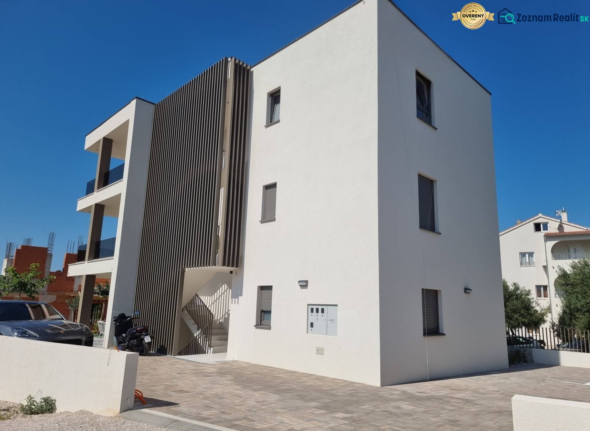 CHORVÁTSKO - 4 izbové apartmány s priestrannými pivnicami - VODICE - 4-izbový byt v meste Vodice s modernou architektúrou a parkovacím miestom pri budove.
