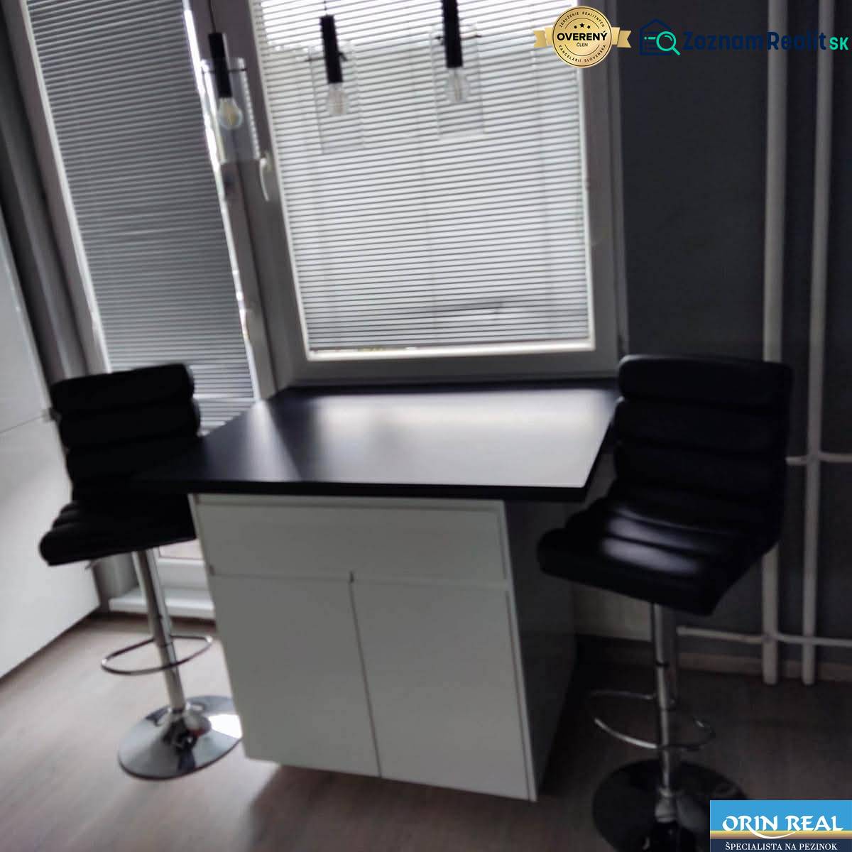 Na prenájom pekný 3izbový byt po rekonštrukcii 800,- Eur - V 3-izbovom byte sú čierne stoličky pri jednoduchom stolíku.