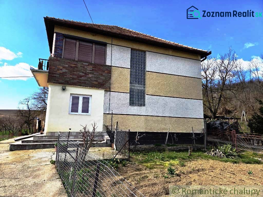 Rodinný dom s 2 bytovými jednotkami, veľkým pozemkom a hospodárskym zá - Rodinný dom v Kiarove s balkónom a záhradou na viditeľnom pozemku.