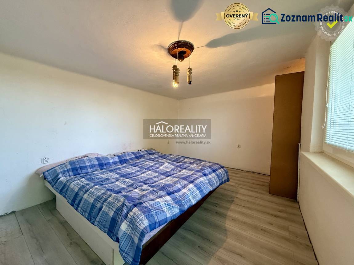 Predaj, záhradná chata Rimavská Sobota, Tormáš - EXK... - Pokojná spálňa s jednoduchou posteľou a podlahou s dreveným dekorom.