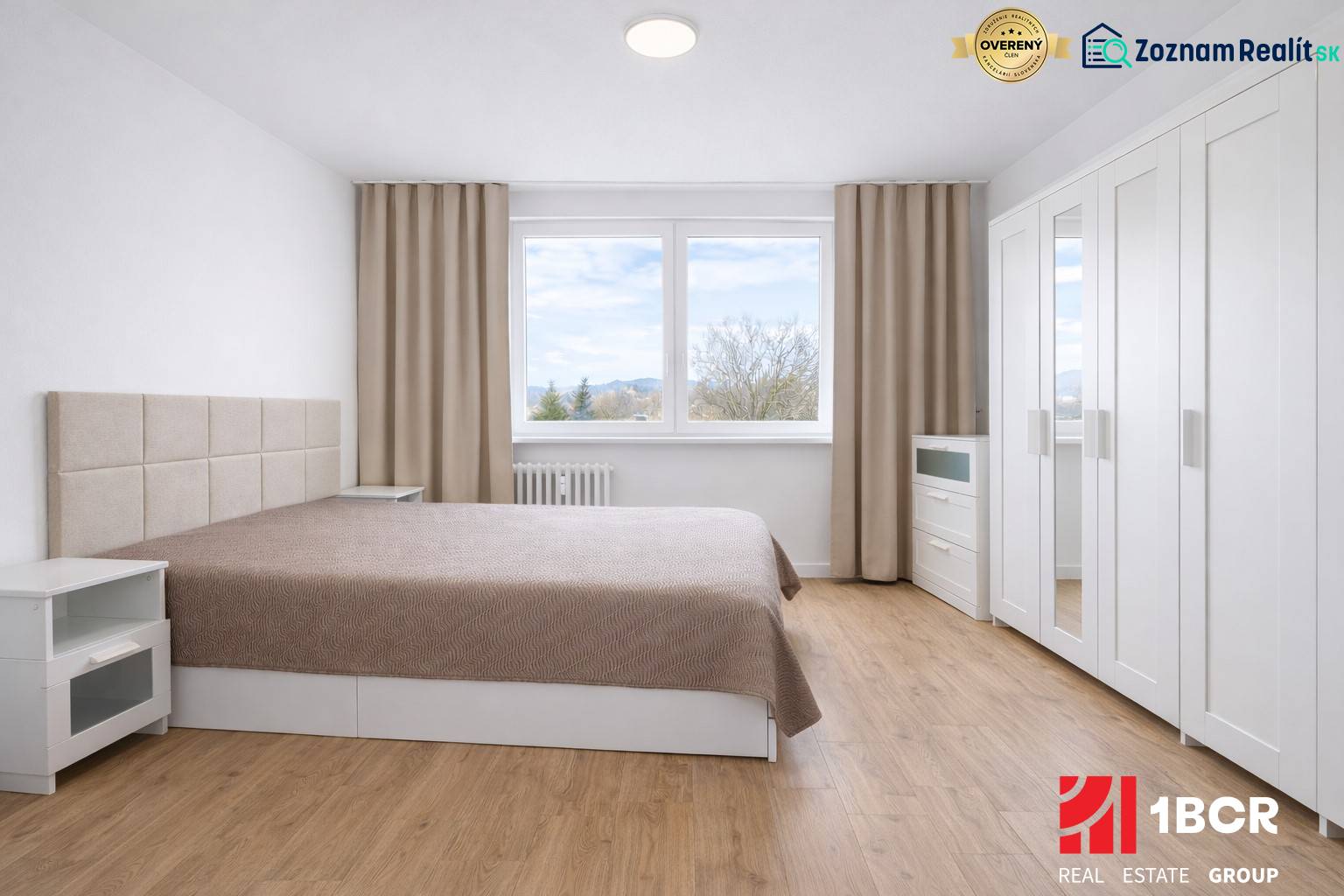 NOVO KOMPLET. PREROBENÝ 2 – IZB. BYT, PIVNICA ,LATORICKÁ, BRATISLAVA - Spálňa s manželskou posteľou, skriňou a podlahou s dreveným dekorom v 2-izbovom byte.