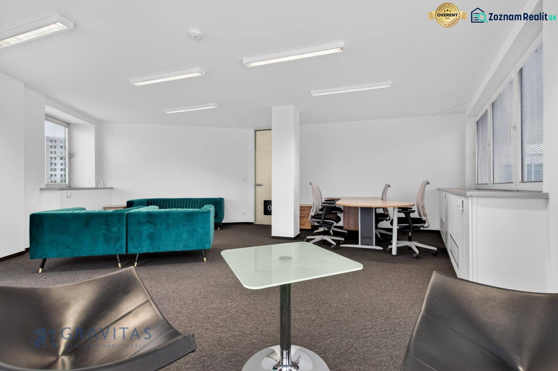 Kancelárie od 20m2 na PRENÁJOM | TOP biznis lokalita - Interiér kancelárie s tyrkysovou pohovkou, konferenčným stolíkom a kancelárskymi stoličkami.