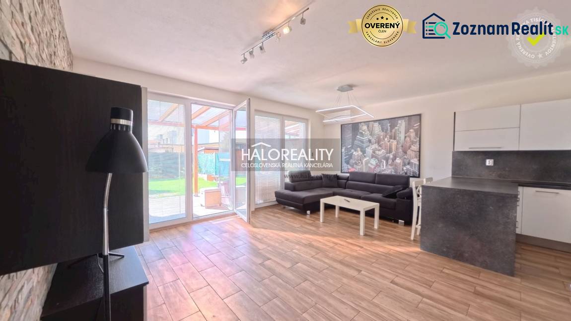 Prenájom, dvojizbový byt Stupava, Cementárenská - NO... - 2-izbový byt s podlahou s dreveným dekorom, sedačkou a kuchynským kútom.