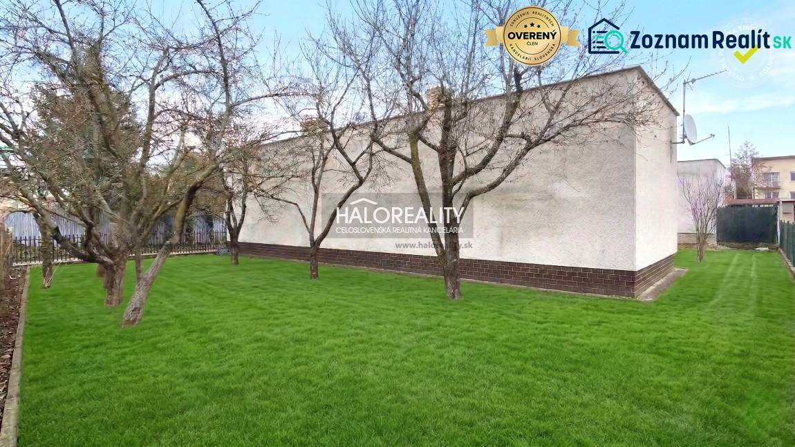 Predaj, rodinný dom Poltár - EXKLUZÍVNE HALO REALITY - Záhrada s trávnikom a stromami pri rodinnom dome v Poltári.