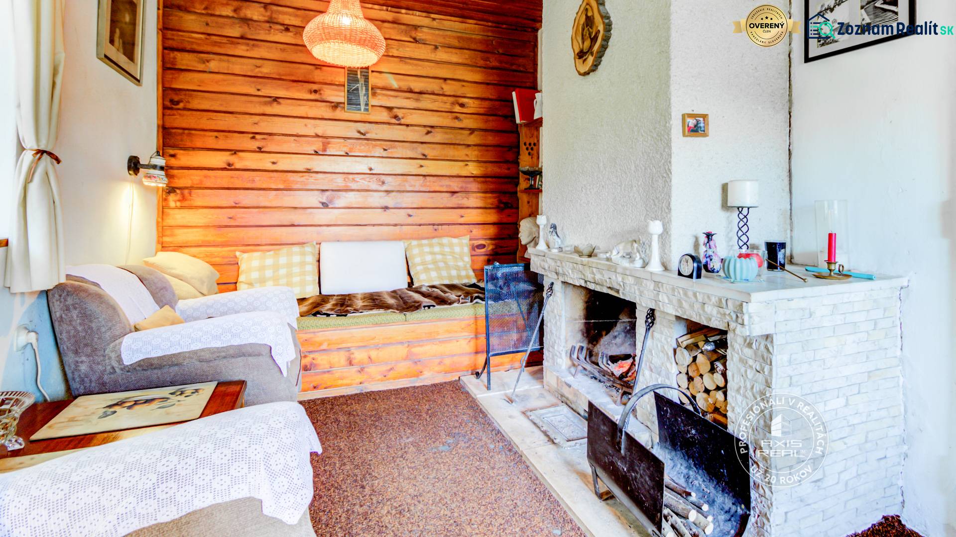 Dvojpodlažná chata v krásnom prostredí Buková, okr. Trnava - Interiér chaty so sedačkou a kozubom, s dreveným obložením steny.