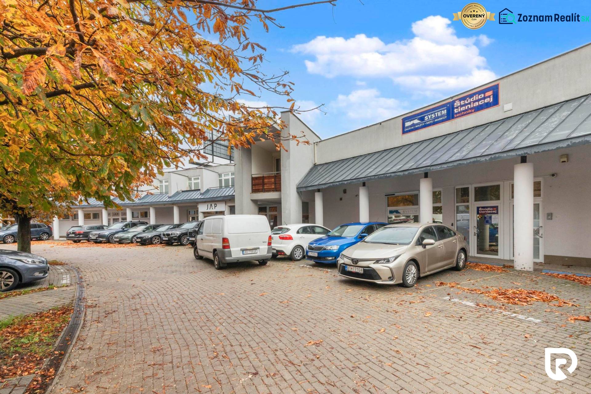 Showroom/kancelárie 357 m², Zadunajská cesta, Petržalka, BA - Jesenná scenéria na ulici Zadunajská v Bratislave - Petržalka, obchodné priestory.