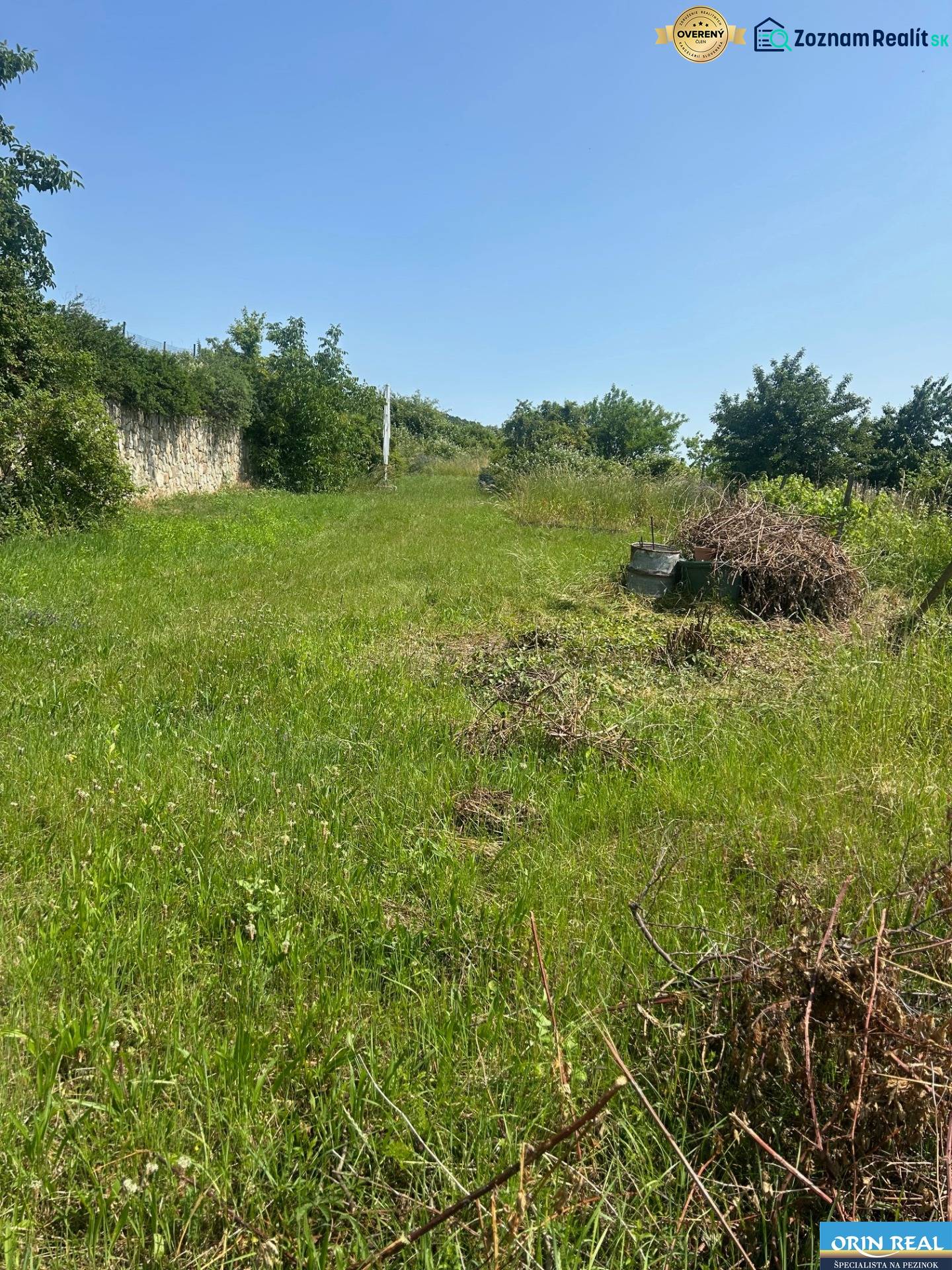 ATRAKTÍVNÝ SP VO SVATOM JURE 1088 m2 - Pozemky - bývanie v časti Zuby, Svätý Jur, s trávnatou plochou a okolím prírody.