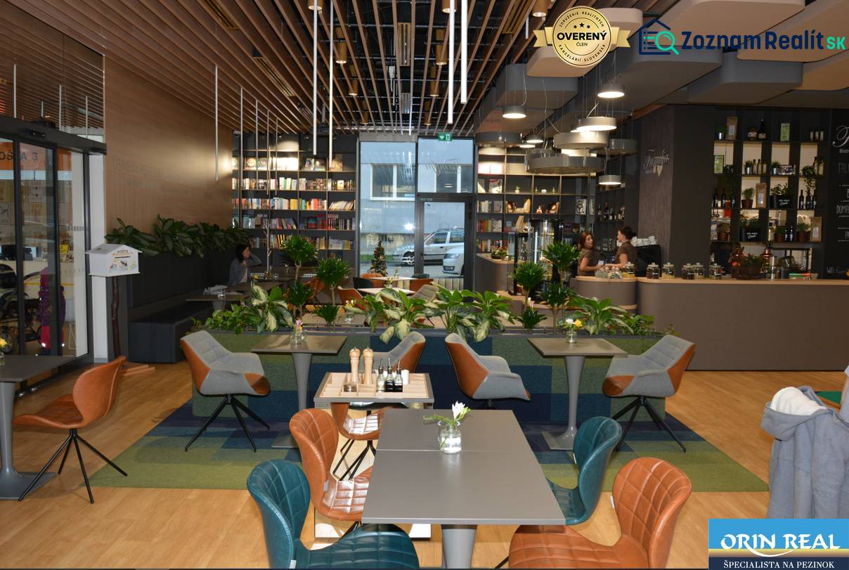 PRENÁJOM NEB.PRIESTORU V POLYFUNKČNOM DOME V CENTRE PEZINKA - Kaviareň na Moyzesovej ulici s obchodnými priestormi a moderným dizajnom interiéru.