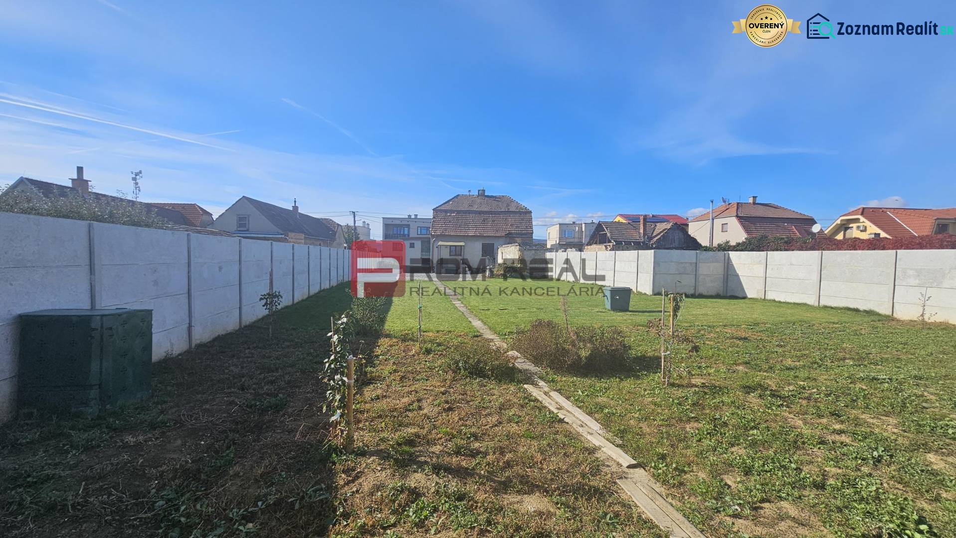 Pekný pozemok 830 m2 v Slovenskom Grobe so starším domom - Rodinný dom na Chorvátskej ulici v Slovenskom Grobe s veľkým oploteným dvorom.