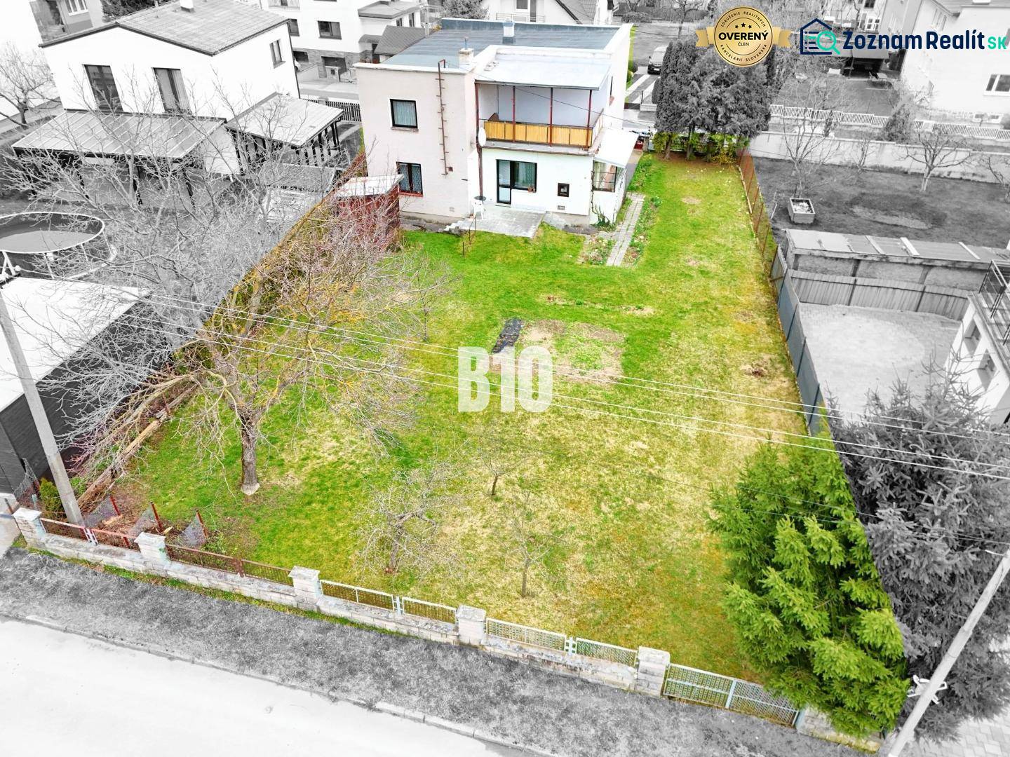 MARTIN-STRÁNE 5 izbový rodinný dom na predaj - Rodinný dom v Martine so záhradou a stromami, obklopený plotom pre súkromie.