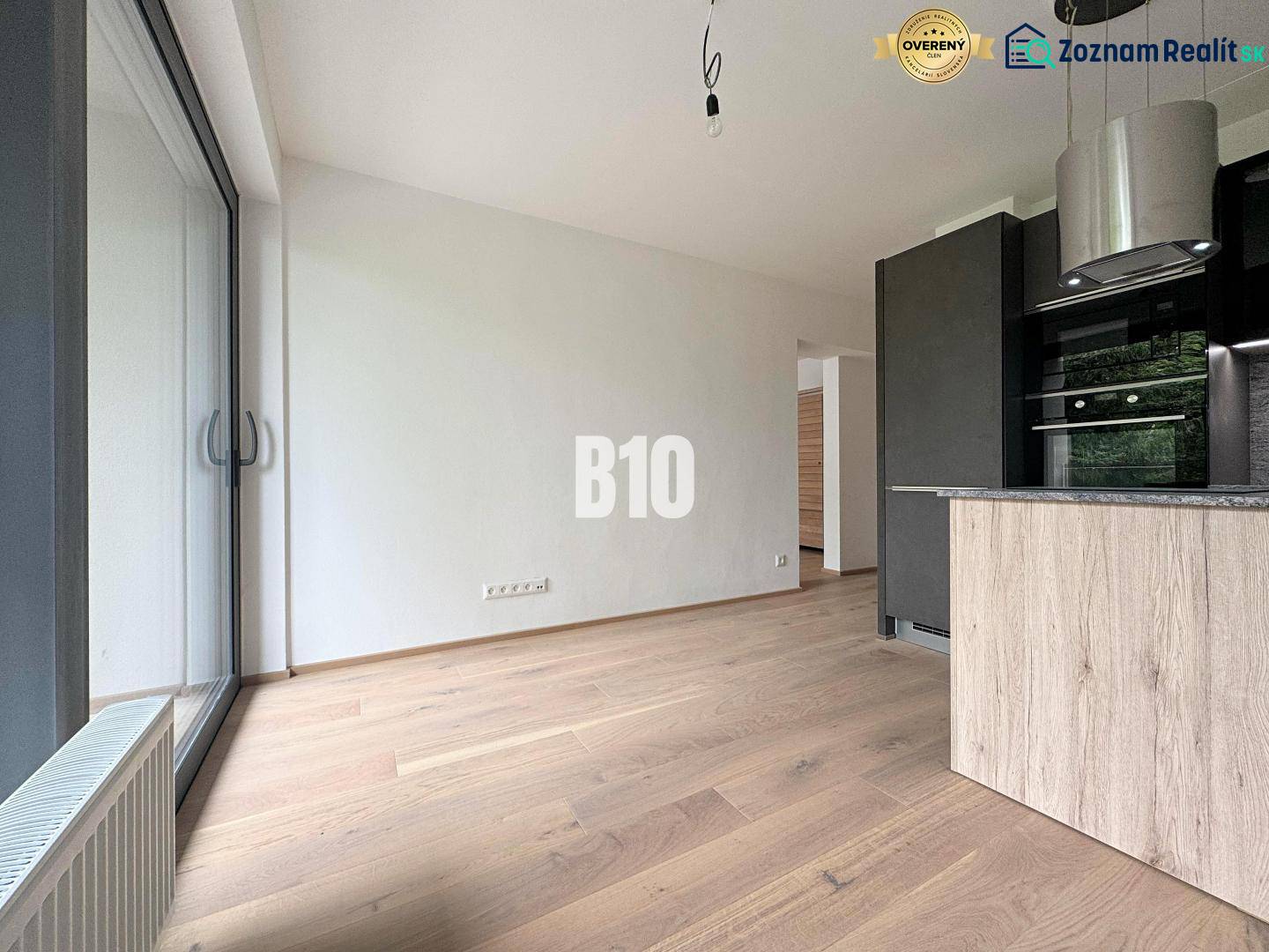 Posledný voľný APARTMÁN na kľúč - Rajecké Teplice - Svetlý interiér 2-izbového bytu s veľkými oknami a drevenou podlahou.