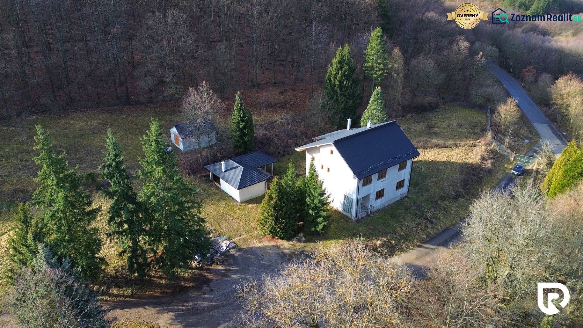 Rodinné sídlo s pozemokom 7919m2 | Jedľové Kostoľany - Rodinný dom v Jedľových Kostoľanoch obklopený lesom na ulici Jedľové Kostoľany.