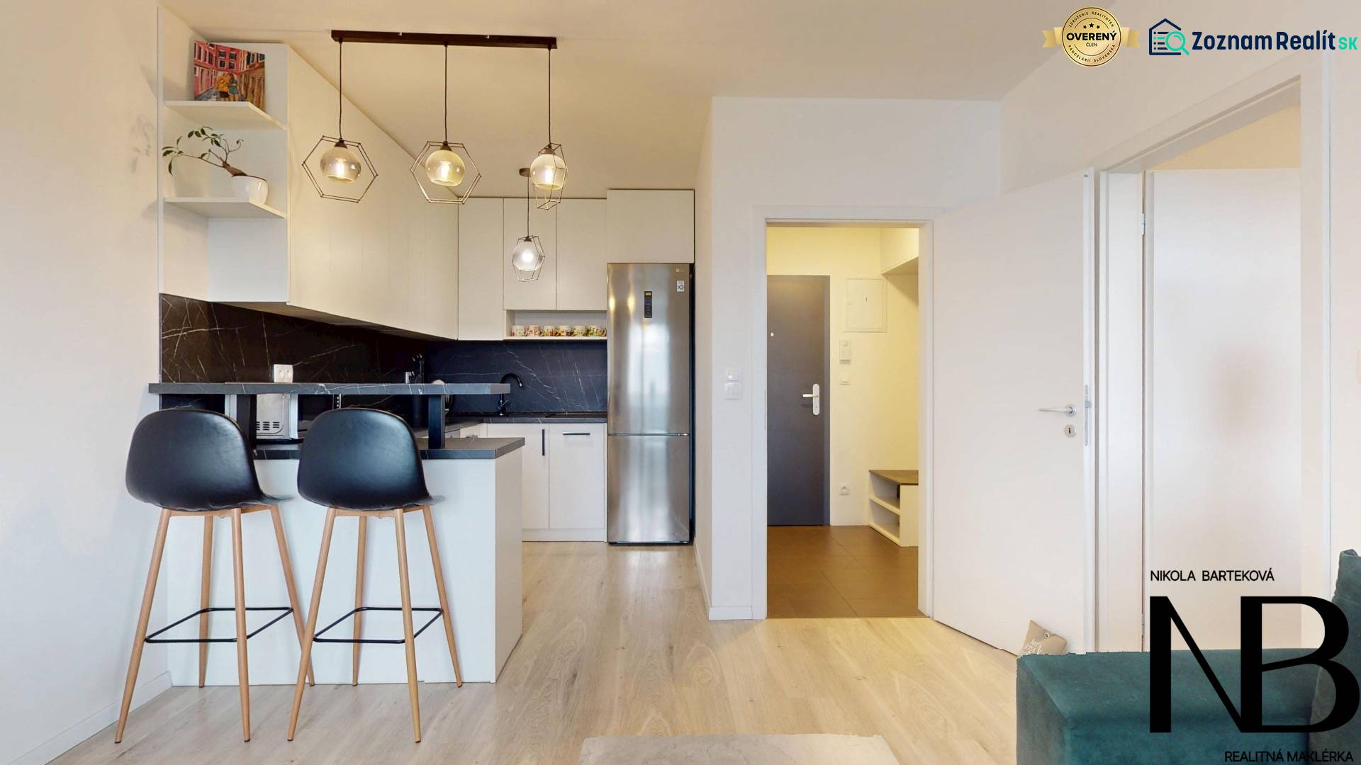 Na predaj 2-izbový byt v novostavbe s parkingom, Na pažiti, Trenčín - Kuchyňa v 2-izbovom byte s barom a chladničkou, podlaha s dreveným dekorom.