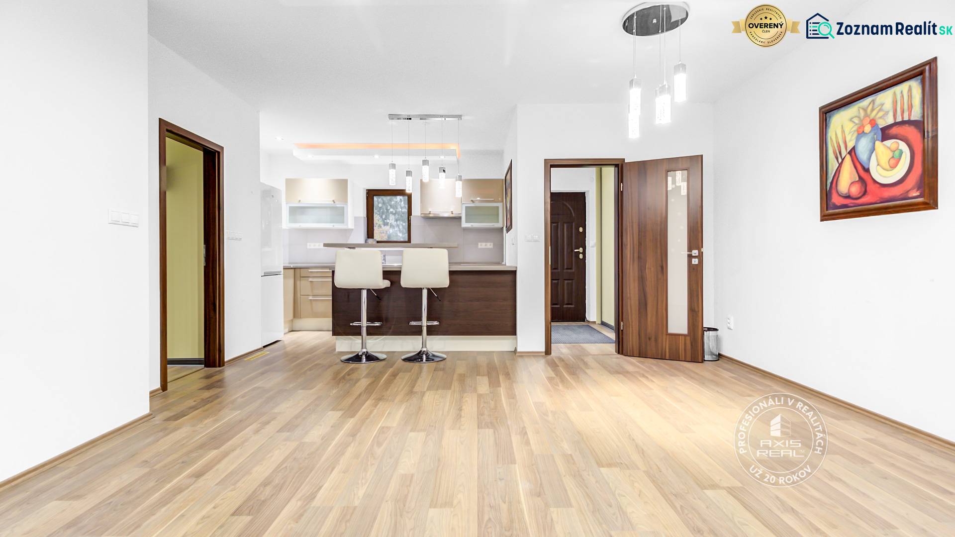 2-izb. byt v RD, TERASA, BA IV Dúbravka, Tavarikova Osada - Priestranná obývacia izba s kuchynským kútom v 2-izbovom byte.