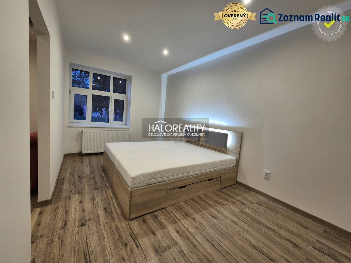 REZERVOVANÉ - Predaj, dvojizbový byt Lučenec - EXKLU... - Spálňa v 2-izbovom byte s posteľou a podlahou s dreveným dekorom.