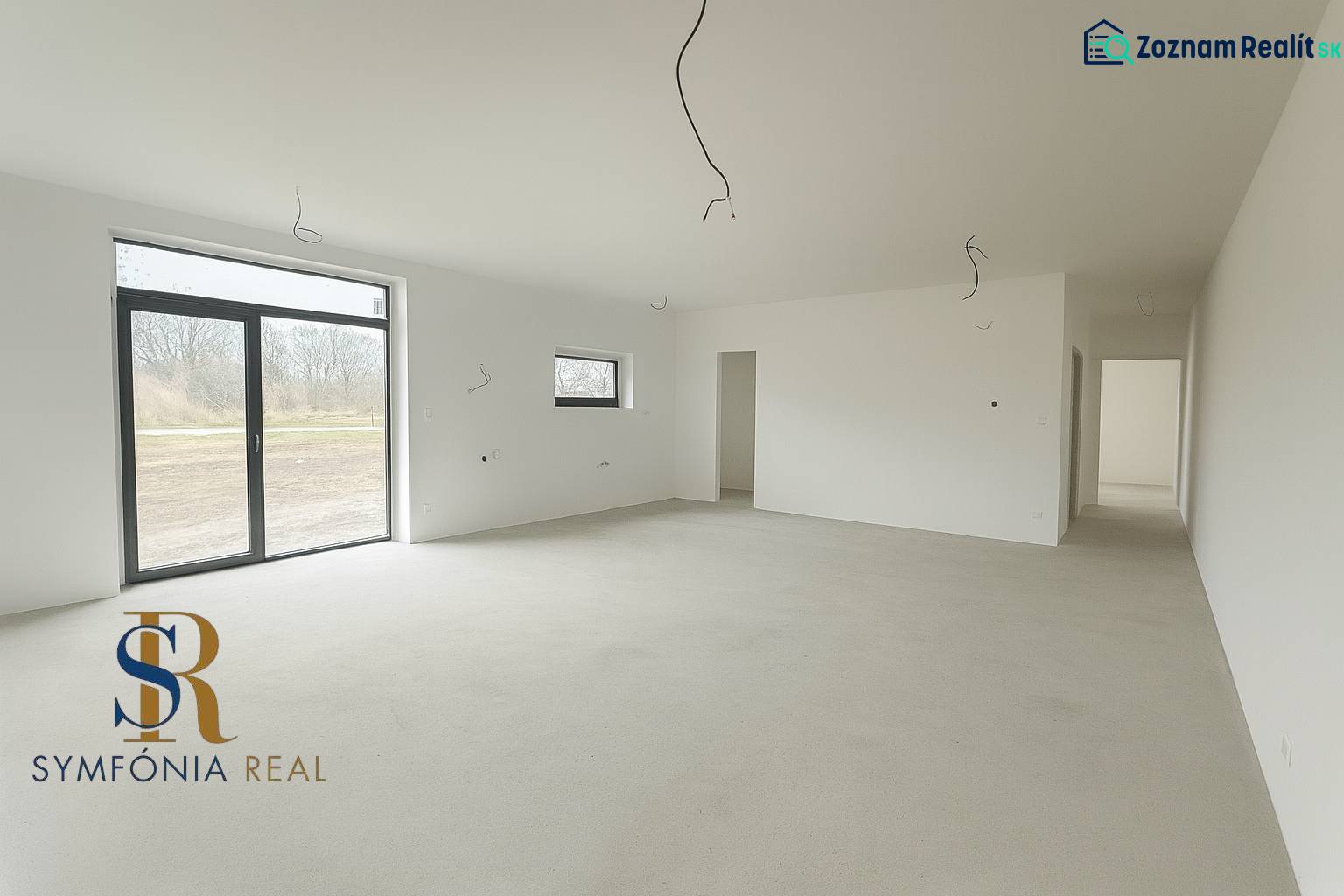 4-izbový rodinný dom Galanta – HODY - bez rezervačnej zálohy - Priestranná svetlá miestnosť s veľkým oknom v rodinnom dome.