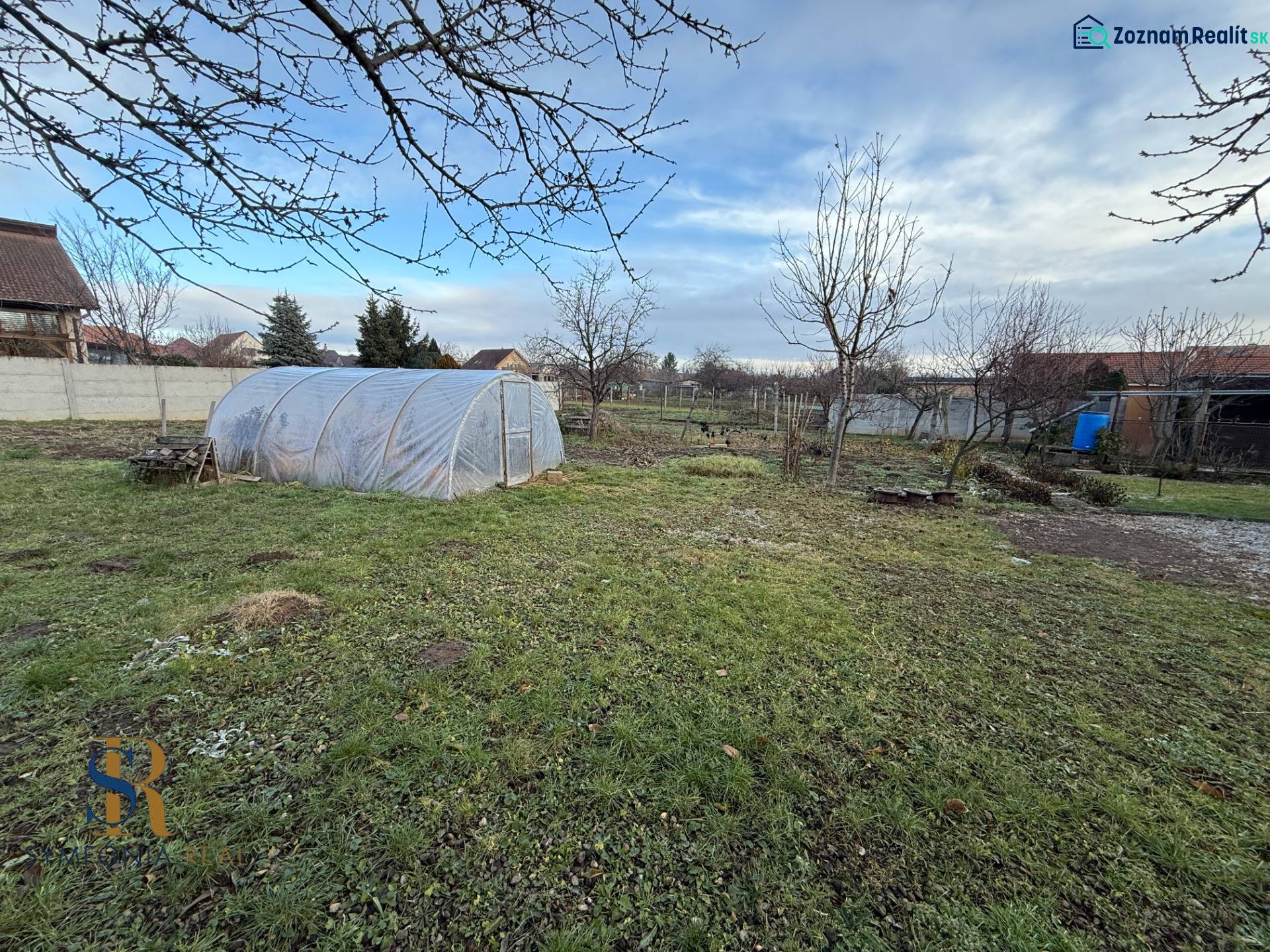 Pozemok na stavbu domu v Pate – 811 m² - bez rezervačnej zálohy - Záhrada v Pate s fóliovníkom a drevinami, vhodná pre pozemky - bývanie.