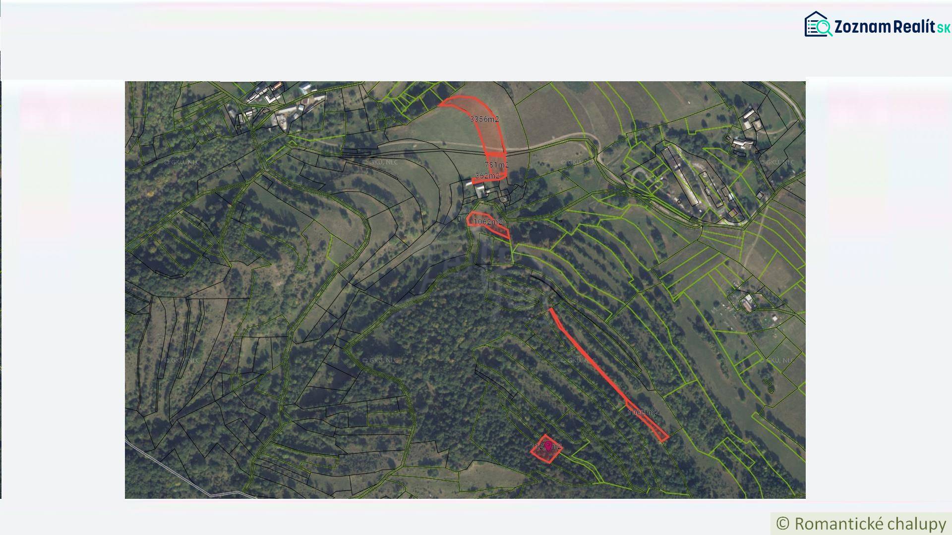 Veľký pozemok v srdci prírody pri Hornom Tisovníku - Letecký pohľad na rozparcelované pozemky pre bývanie v Hornom Tisovníku s lesnatou krajinou.