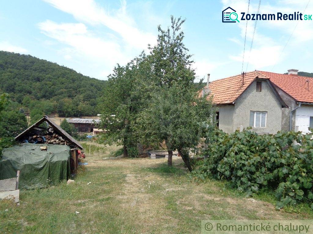 CENA DOHODOU Menší domček v príjemnom prostredí obce Šiatorská Bukovin - Rodinný dom v Šiatorskej Bukovinke s ovocným stromom, viničom a drevárňou v blízkosti lesa.