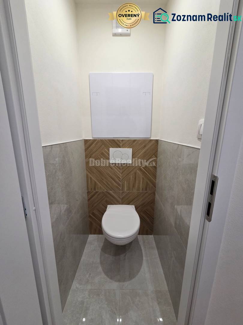 3 izbový byt na Starom Sídlisku o výmere 74m2. - WC s modernými obkladmi a dlažbou v 3-izbovom byte.