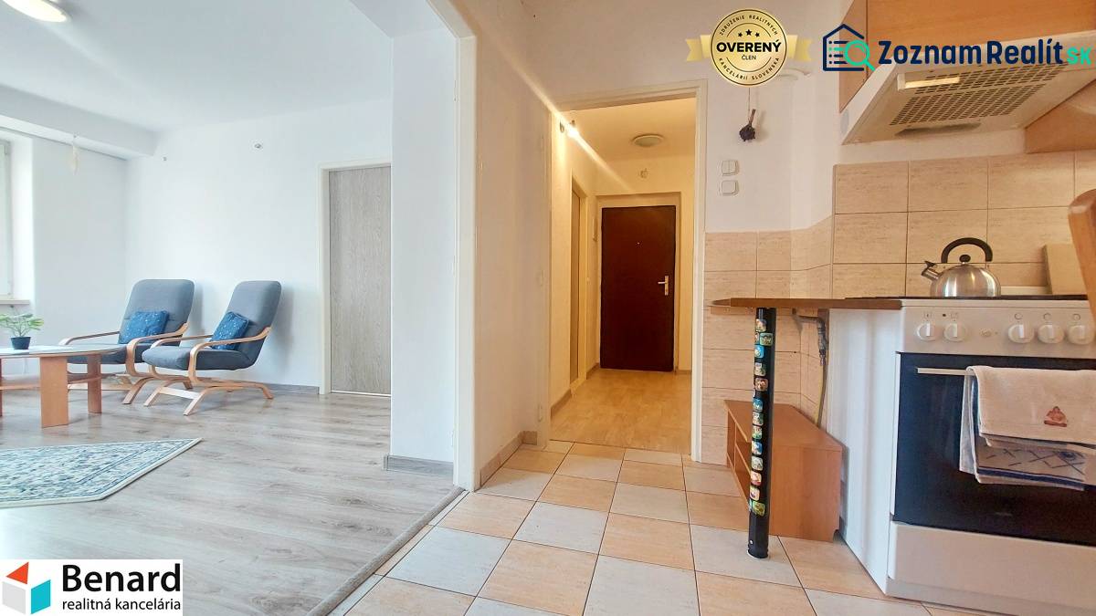 Na PRENÁJOM, VEĽKÝ 2 izb. TEHLOVÝ BYT, SÍDLISKO II., PREŠOV  - Kuchyňa s obývacou izbou, biele steny, podlaha s dreveným dekorom, 2-izbový byt.