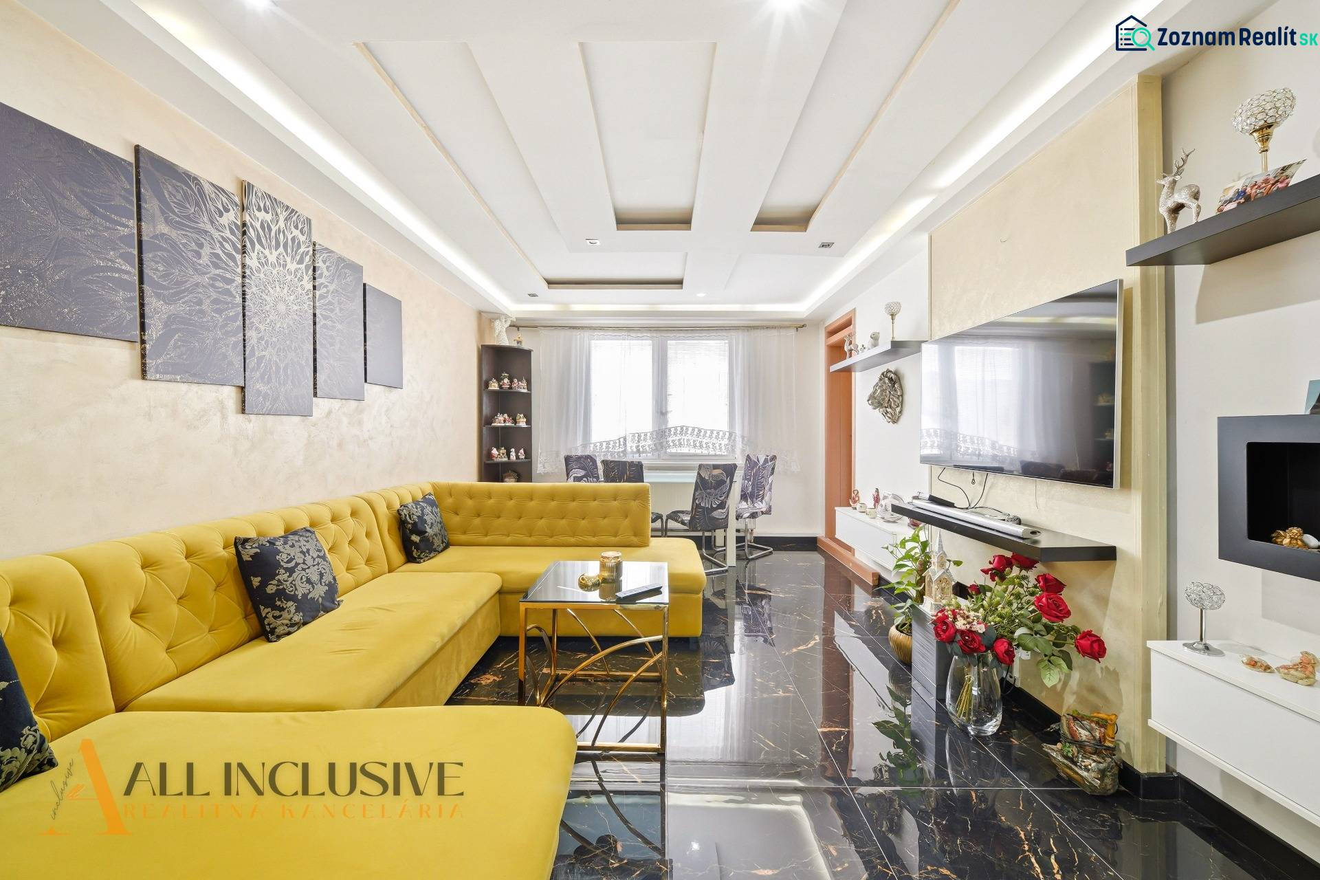 Na predaj 4-izb. byt s loggiou , Dunajská Streda - Obývacia izba v 4-izbovom byte s rohovou sedačkou a lesklou podlahou.