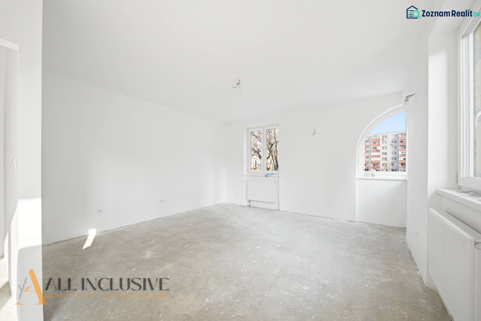 Na predaj zrekonštr. 3-izb. byt s balkónom, Dun.Streda - Prázdna izba v 3-izbovom byte s bielymi stenami a betónovou podlahou.