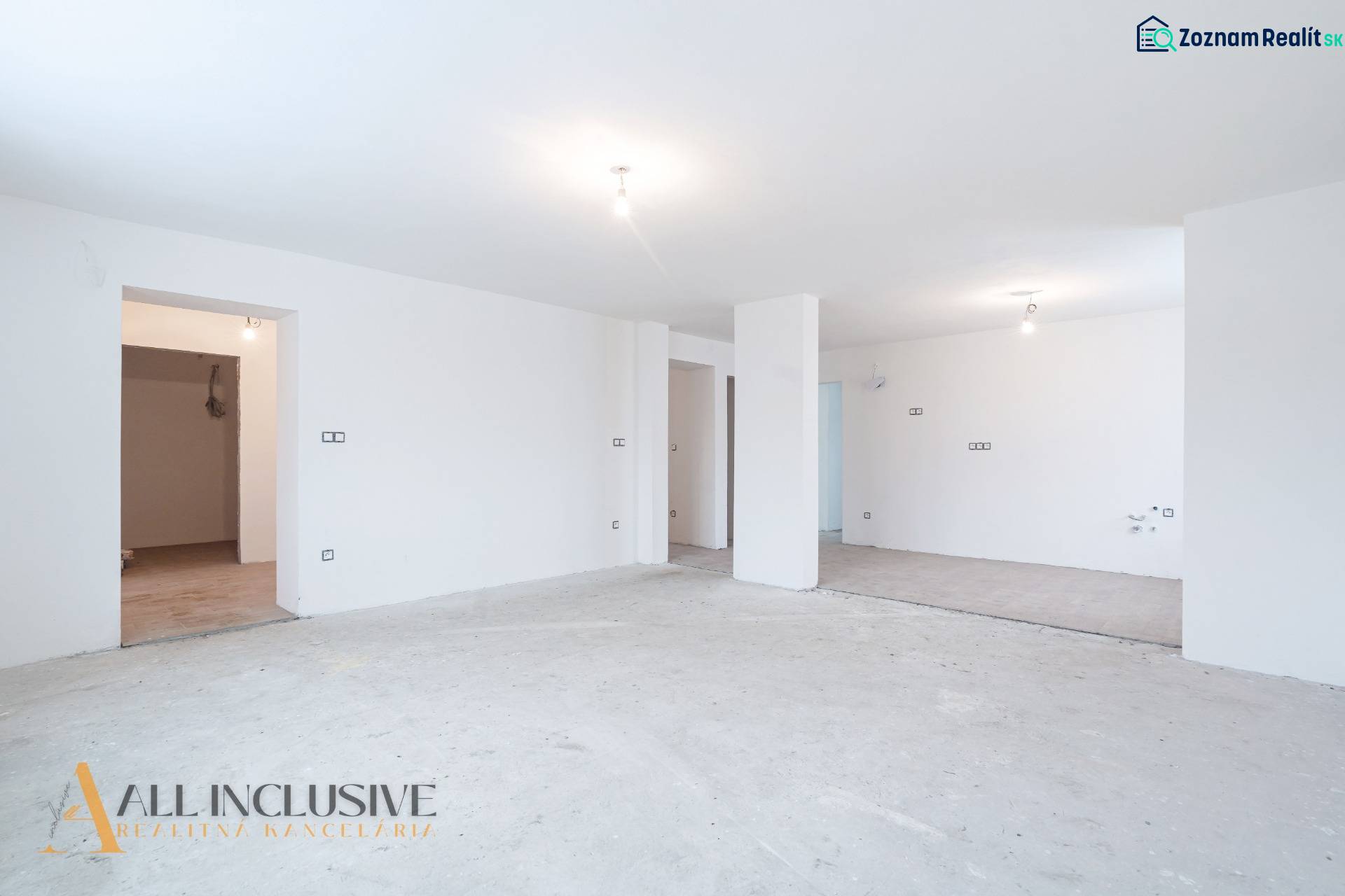 Na predaj poschodový 6-izbový rodinný dom, Horné Mýto - Priestranná miestnosť v rodinnom dome s betónovou podlahou a bielymi stenami.