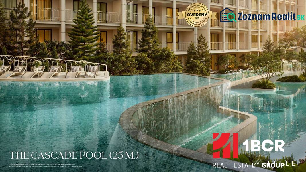 BIANCANA PHUKET - Bazén s kaskádami pri výstavbe bytov v Phukete s ležadlami a zeleňou.