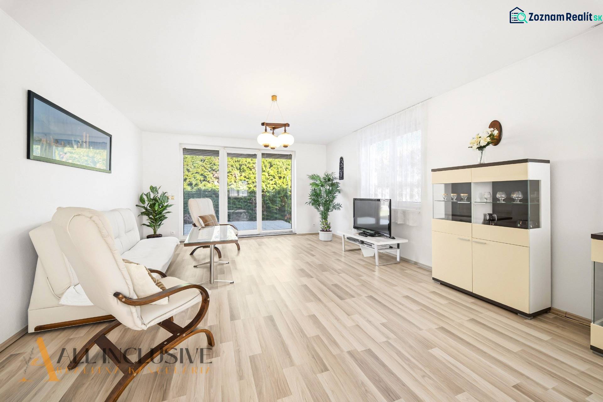 Na predaj 4-izb. rodinný dom s garážou, Kútniky - Svetlá obývačka s podlahou s dreveným dekorom, sedačka, kreslo a televízor.