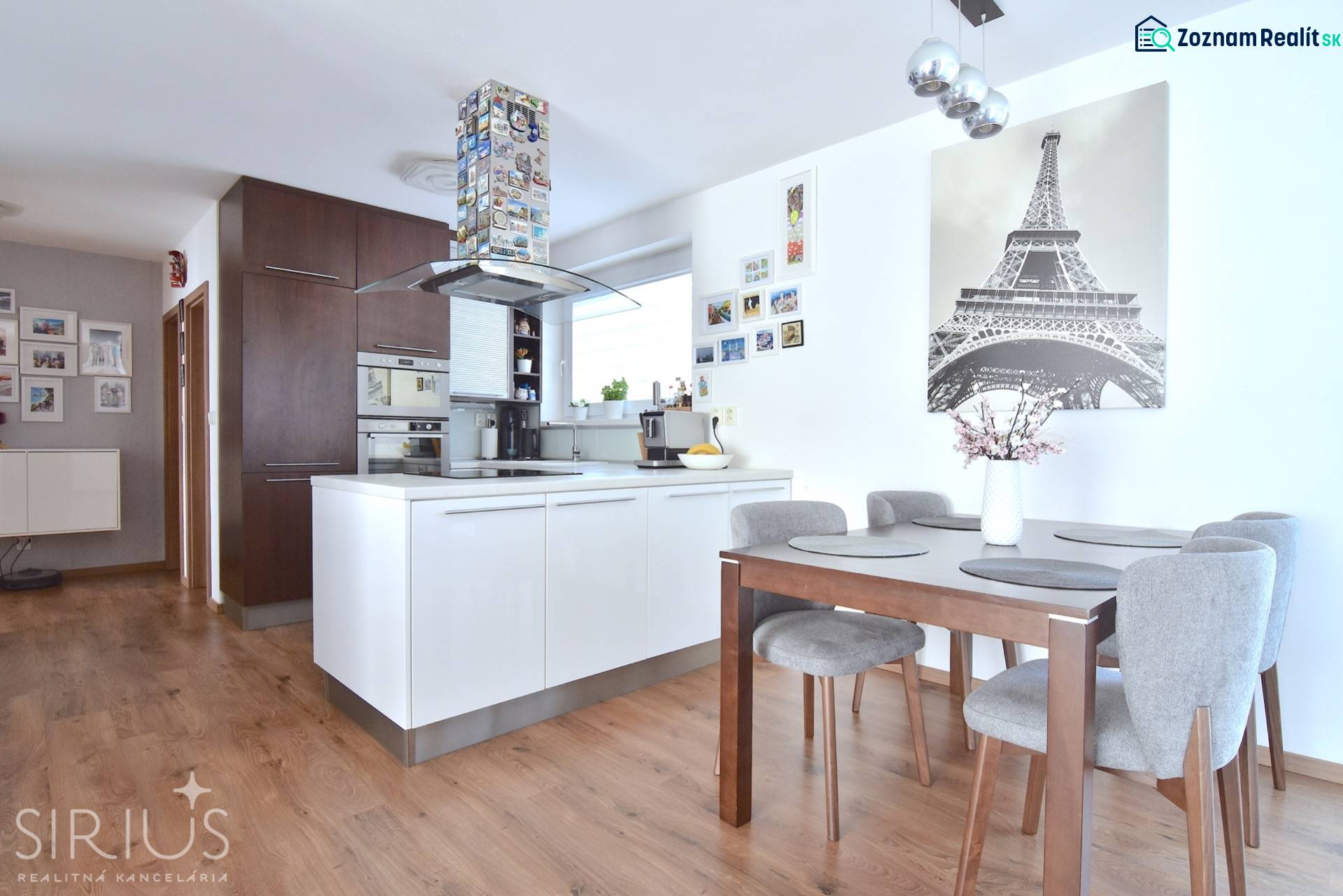 UHLISKÁ, 3-i byt, 80 m2 – zariadená novostavba s parkovaním v cene - Kuchyňa v 3-izbovom byte s podlahou s dreveným dekorom a jedálenským stolom.