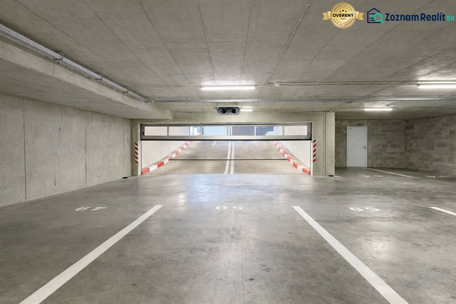 PRENÁJOM parkovacieho miesta v garáži, Rača- RNDZ - Parkovacie miesta v garážach s rampou a bielym označením.