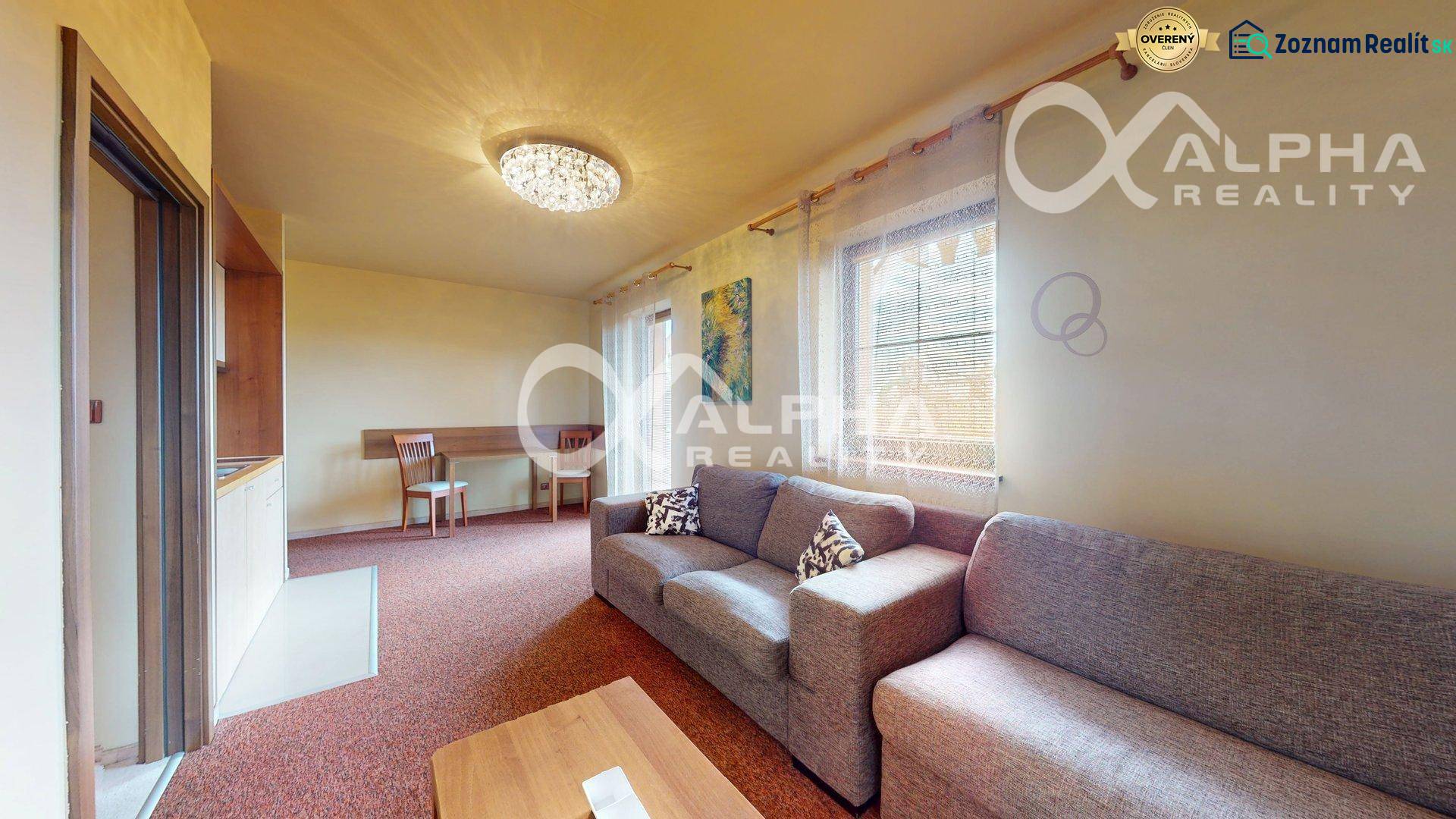 PRENÁJOM 2i apartmán s terasou, parkovaním, Veľká Lomnica - Obývacia izba v 2-izbovom byte s pohovkou, jedálenským stolom a závesmi.